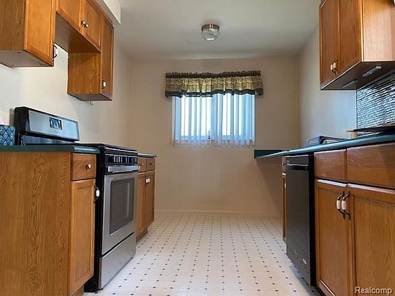 3rd image of 24922 Brittany Ave