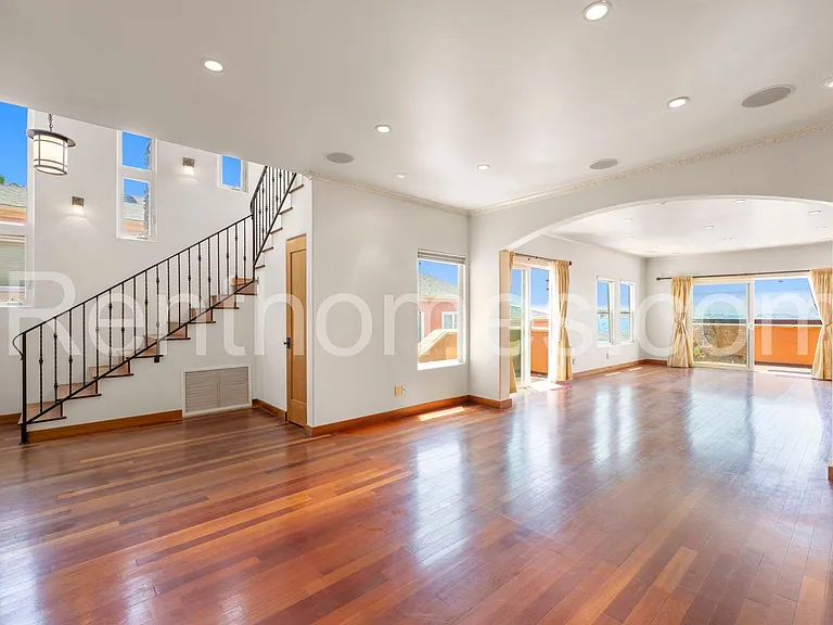 2940 Columbia St — Photo 12