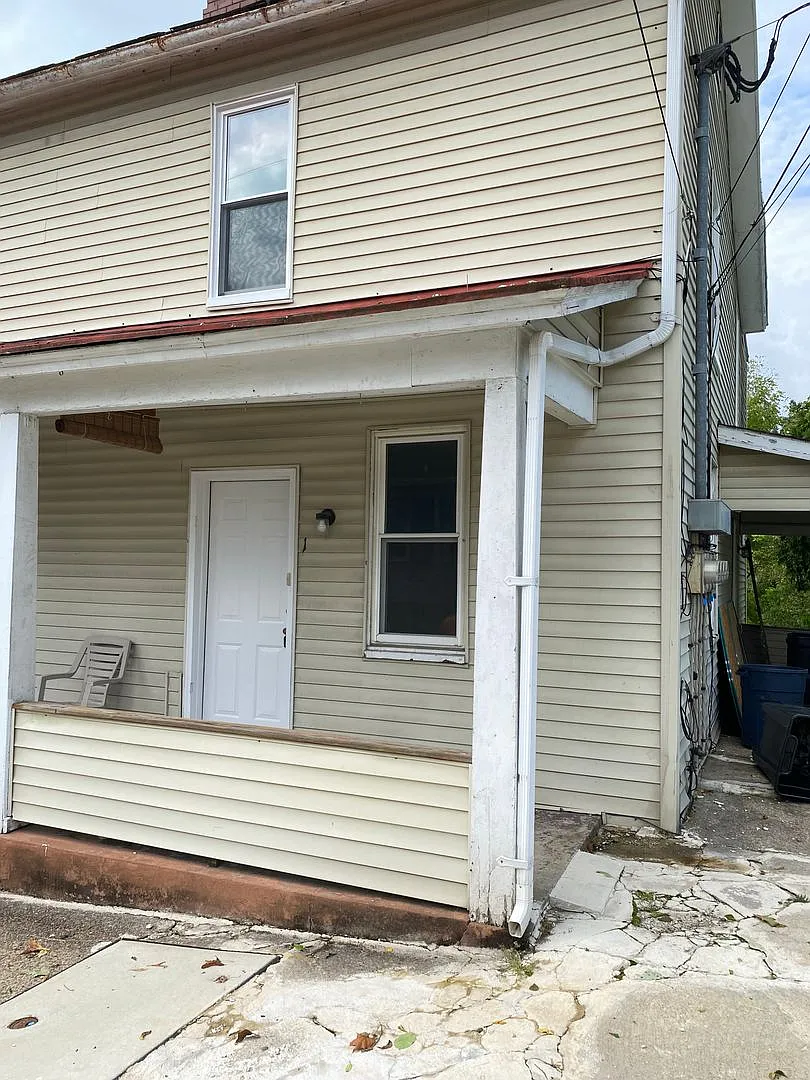 25 Oak Street — Photo 1
