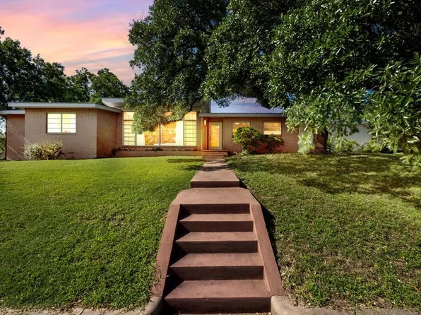 207 E Walnut St, Fredericksburg, TX 78624
