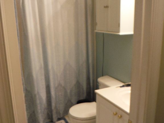 Upper level full bath.
