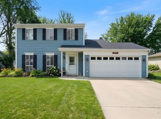 30W240 Leominster Ct, Warrenville, IL 60555