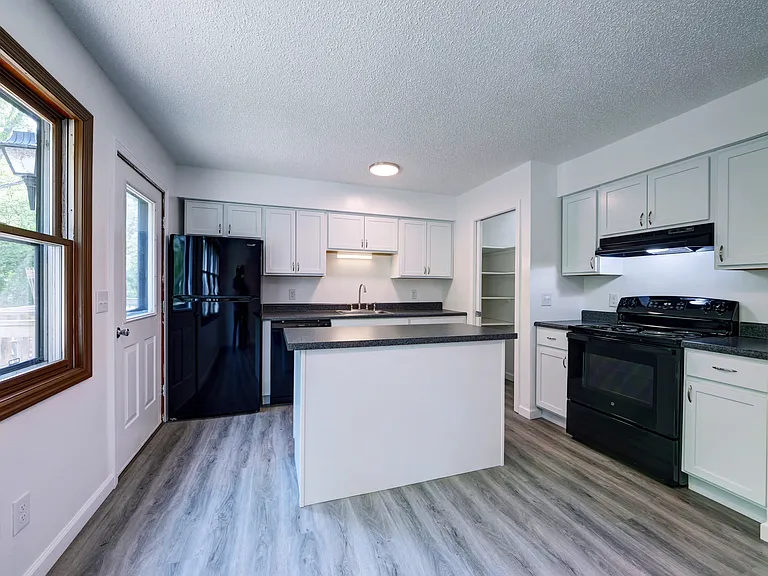 English Village Apartments — Photo 6
