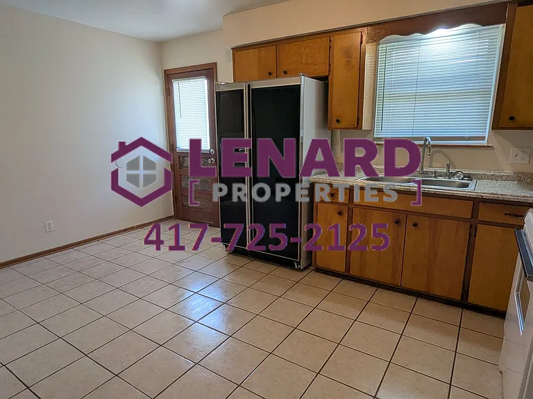 2224 N Clifton Ave — Photo 2