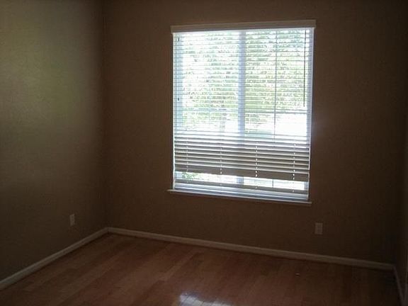 5th image of 211 Rockmont Cir