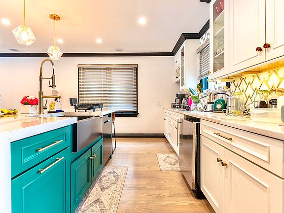5th image of 842 Hollywood Ave #1