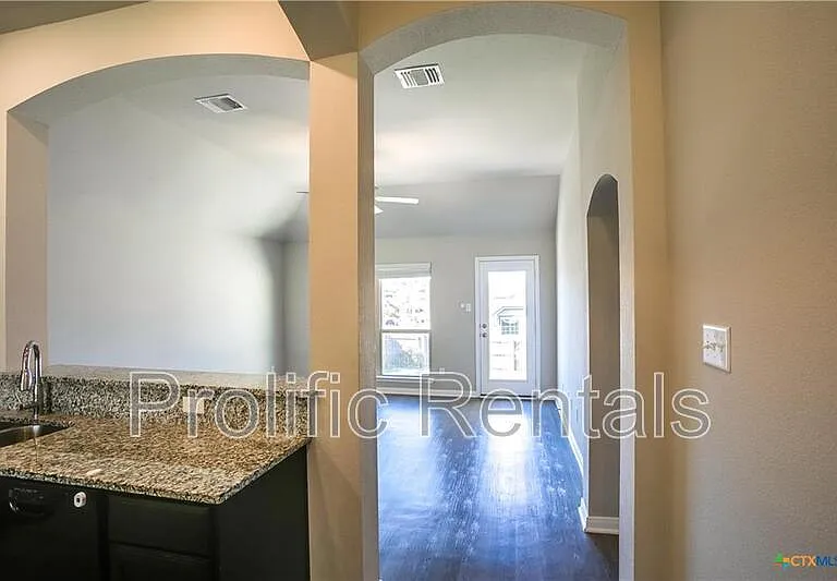 805 Stockdale Rd — Photo 3