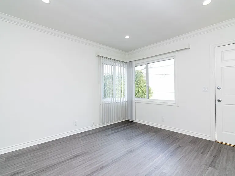 Alameda Apartments — Photo 2