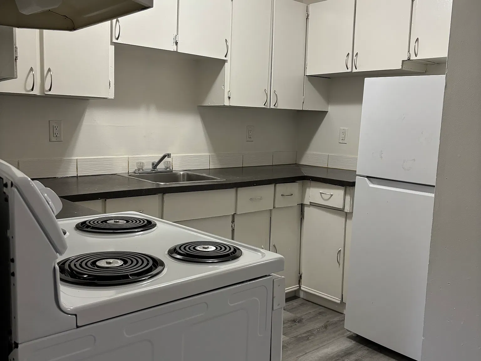 3 bed, 850 sqft, $2,100 — Photo 3