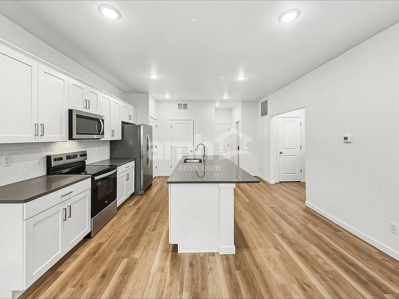 4 bed, 3.5 bath, 2546 sqft, $3,110 — Photo 4