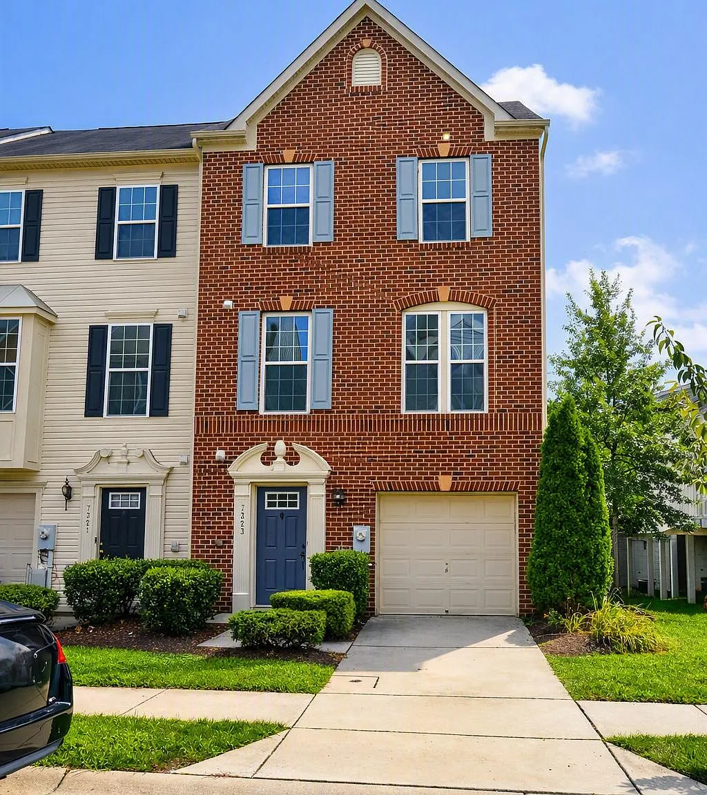3 bed, 2.5 bath, 2320 sqft, $3,100 — Photo 2