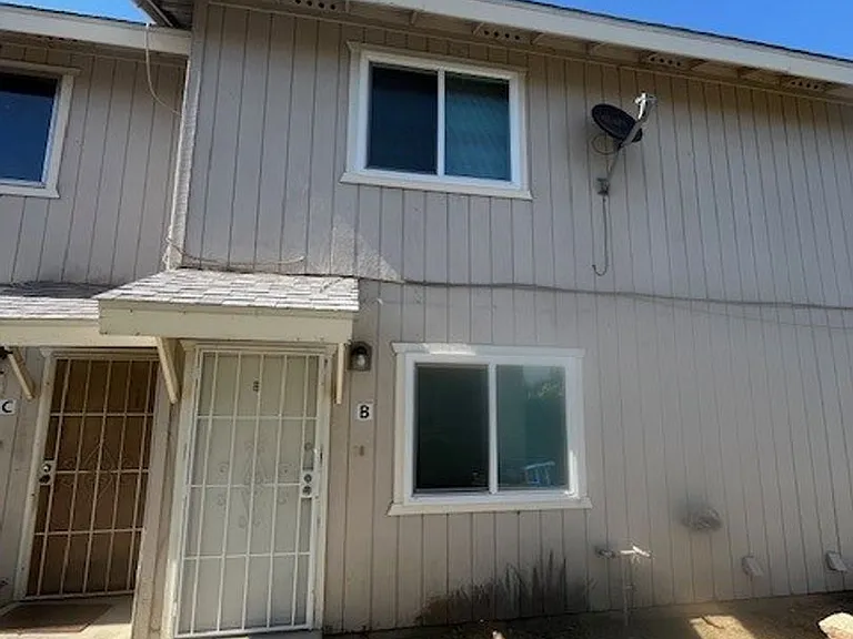 1005 N Divisadero St — Photo 1