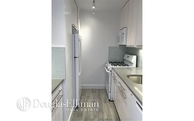 Rented by Douglas Elliman | media 22