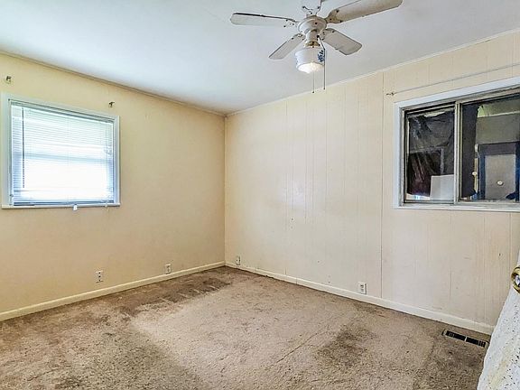 5th image of 418 Arnold Ave