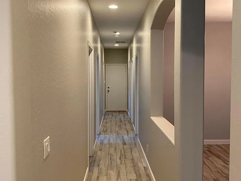 232 W Hawk Way — Photo 3