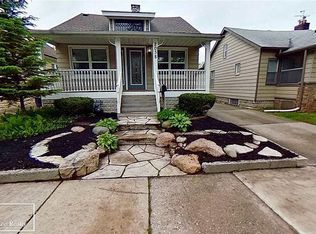 2038 Hampton Rd, Grosse Pointe Woods, MI 48236