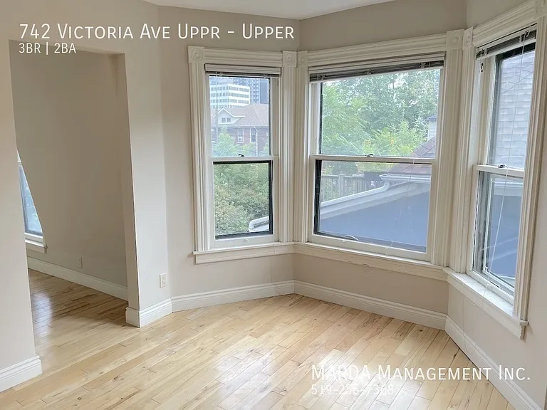 742 Victoria Ave #UPPER — Photo 13