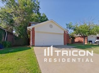 404 Moss Hill Dr, Arlington, TX 76018