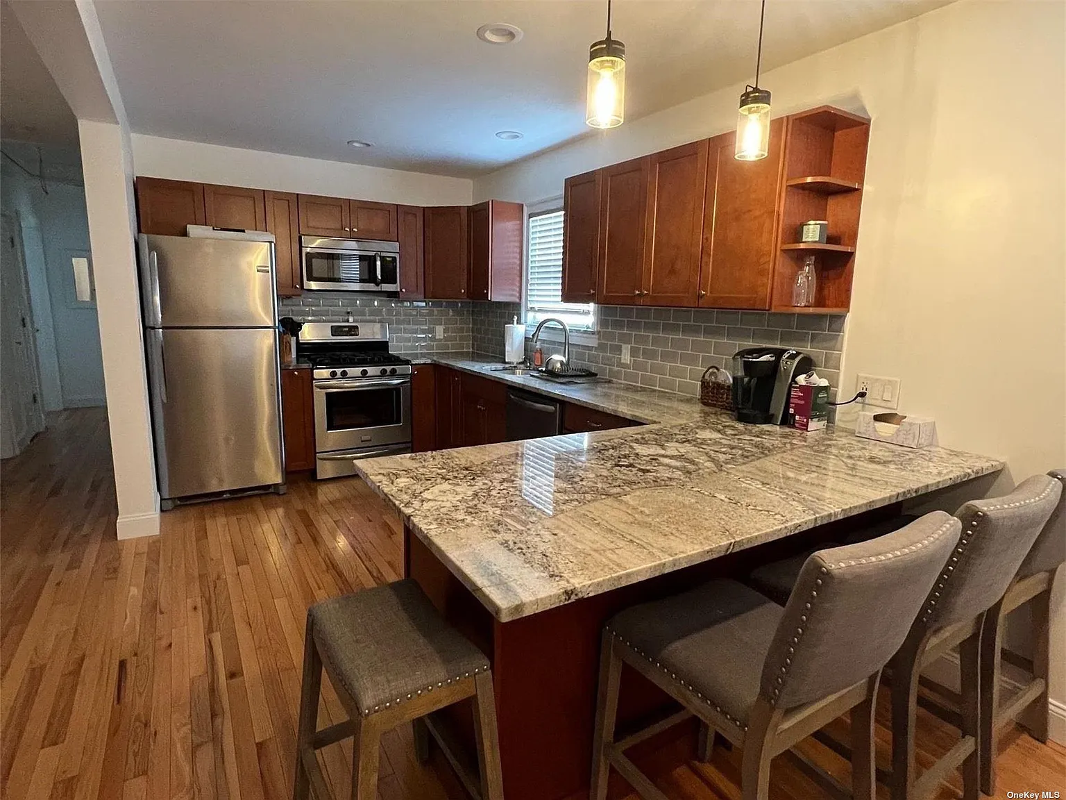 3 bed, 900 sqft, $3,300 — Photo 3