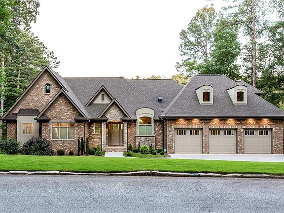 2nd image of 2457 King Arthur Cir NE