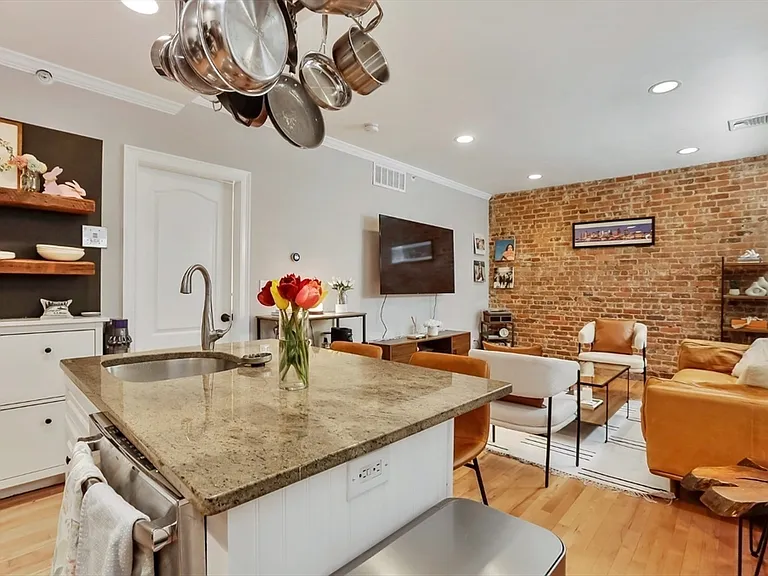 454 Hanover St #4 — Photo 9
