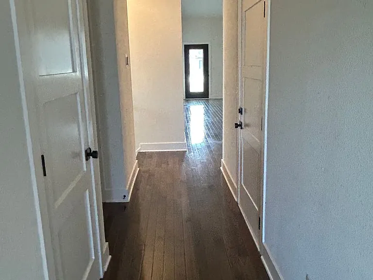 109-111 Oakwood Ct — Photo 3
