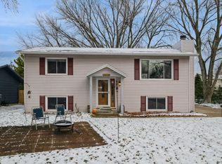 228 Highwood Dr, Chaska, MN 55318