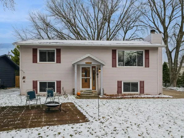 228 Highwood Dr, Chaska, MN 55318