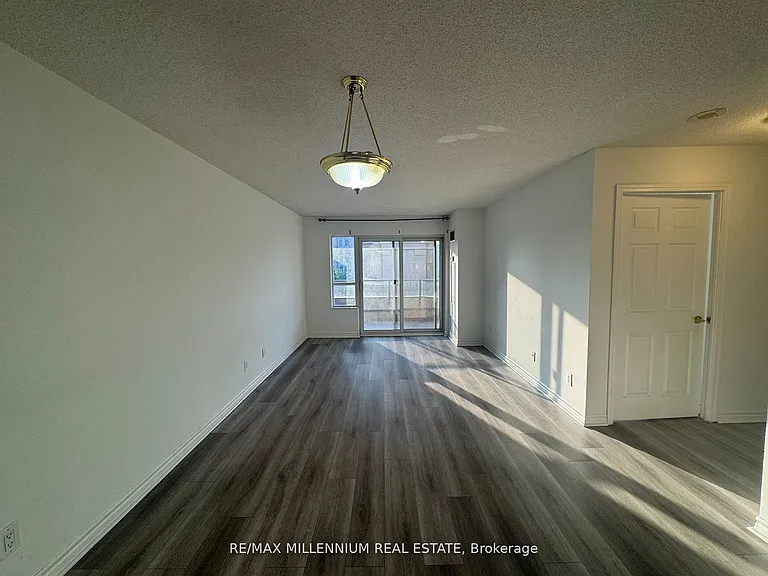25 Kingsbridge Garden Cir #423 — Photo 11