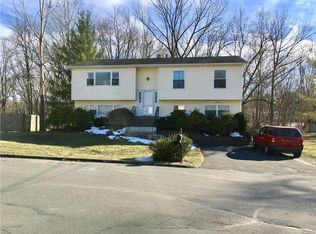 12 Phillips Ln, West Nyack, NY 10994