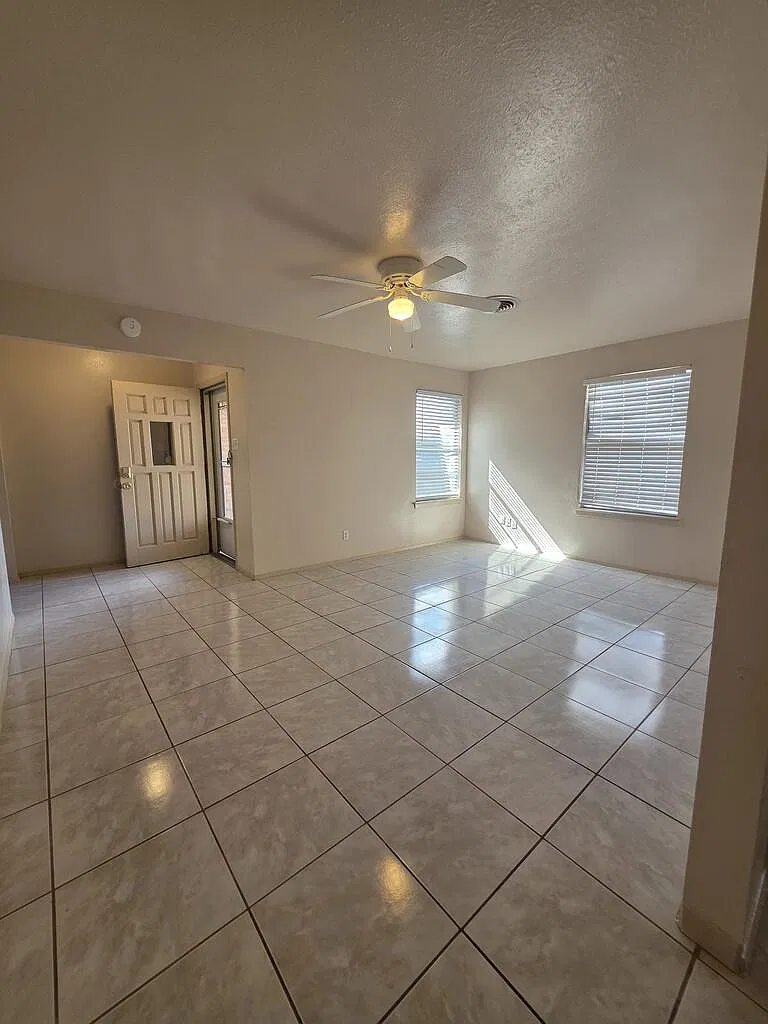 3 bed, 2.0 bath, 1337 sqft, $2,100 — Photo 2