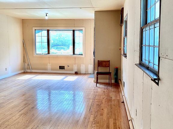3rd image of 19 Oakdale St