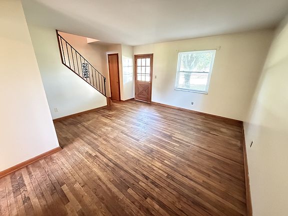2nd image of 400 Pickrelltown St E