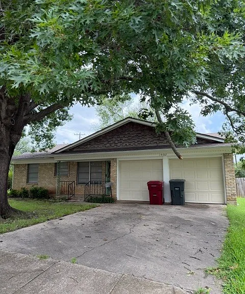 1402 Hillcrest Dr — Photo 1