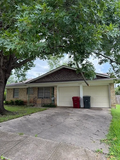 1402 Hillcrest Dr