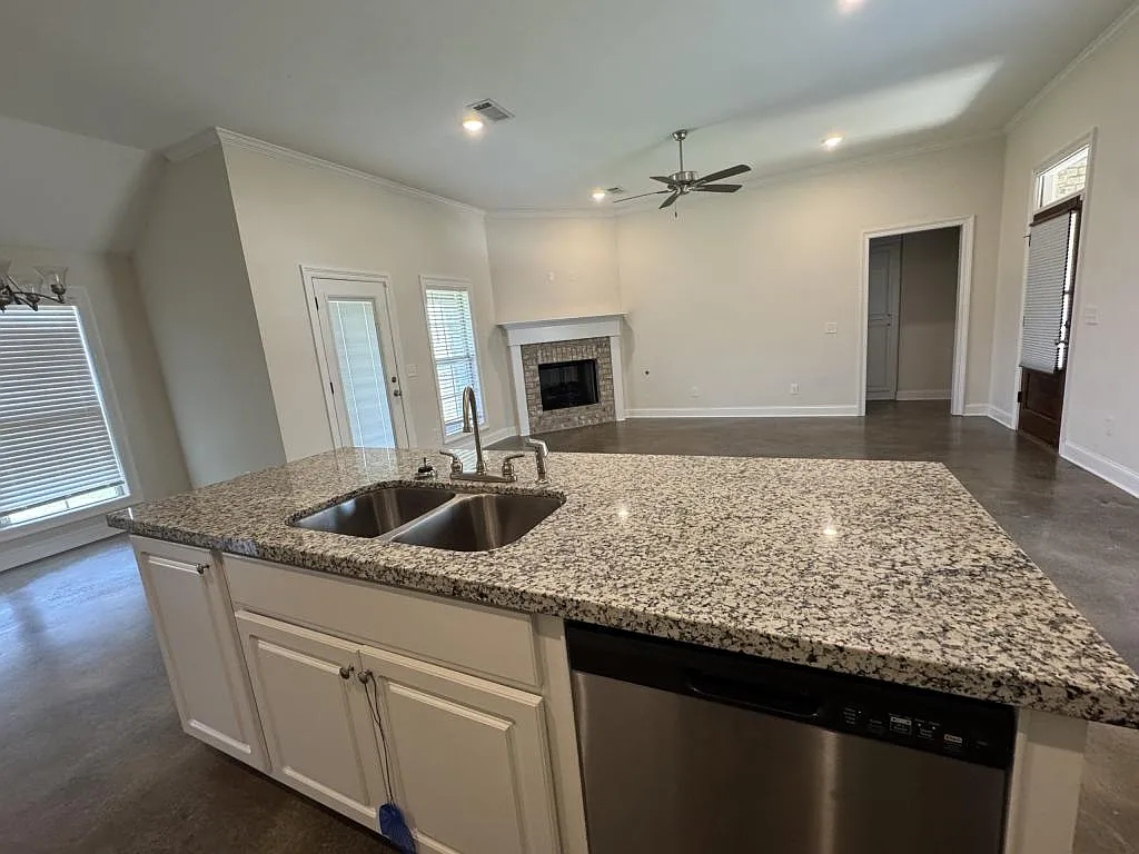 224 Hemingway Cir — Photo 2