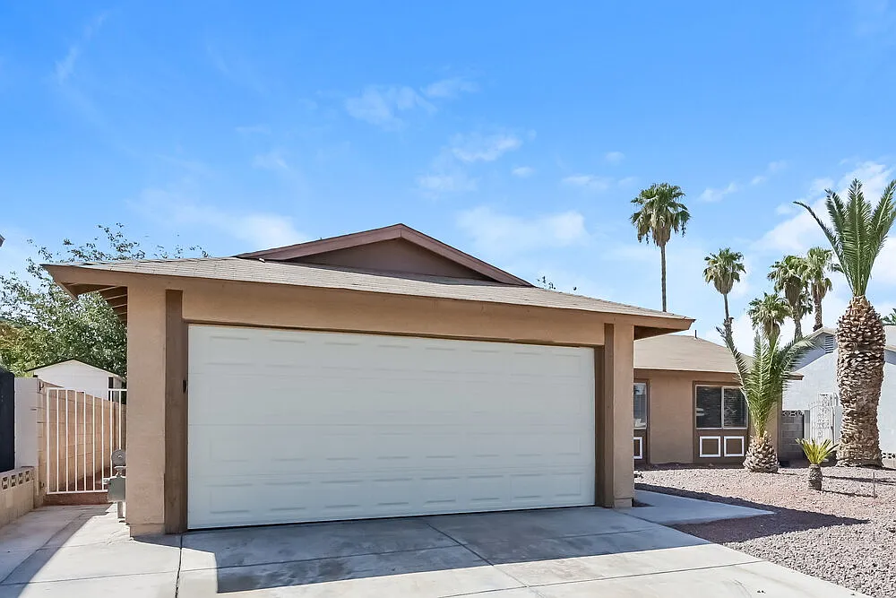4 bed, 2.0 bath, 1408 sqft, $2,160 — Photo 3