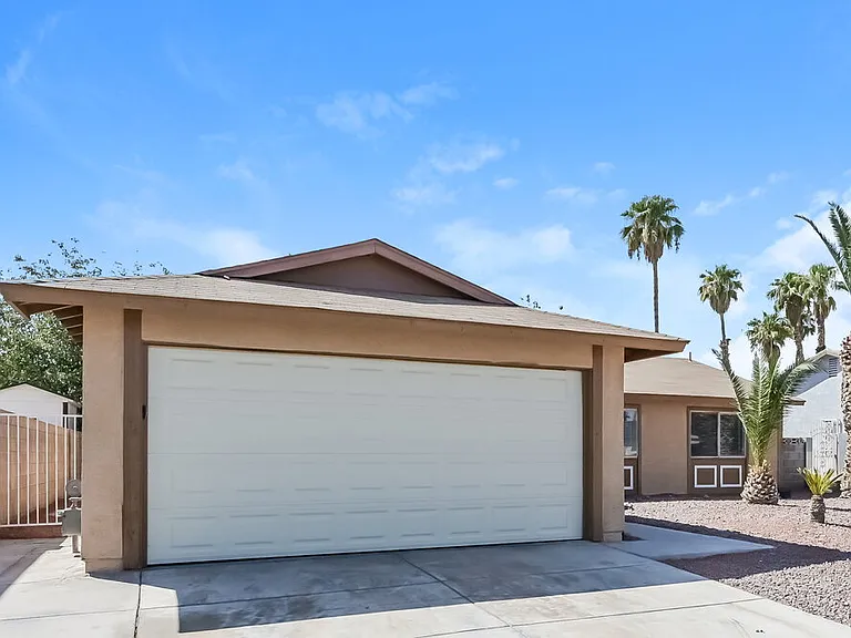 1555 Calabria Dr — Photo 3