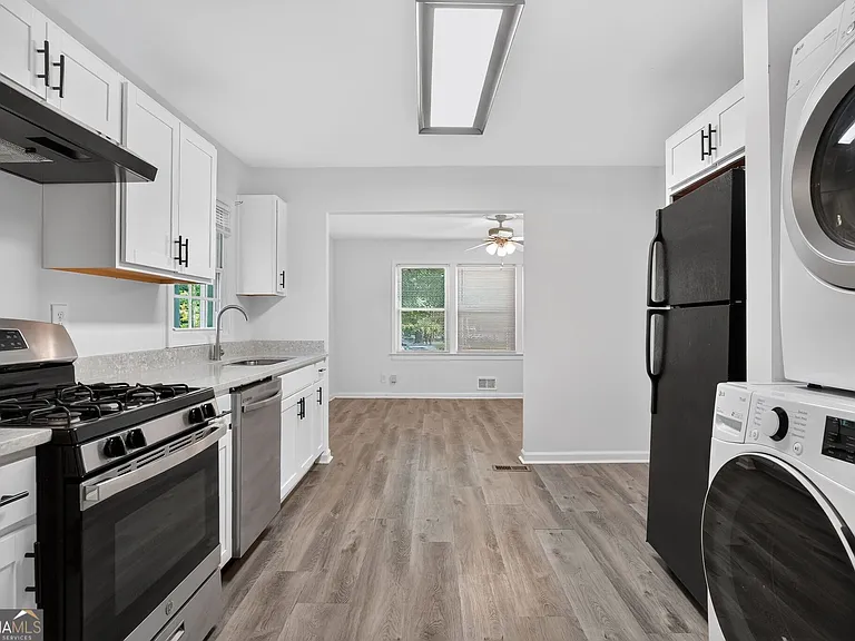 862 Slaton St — Photo 6