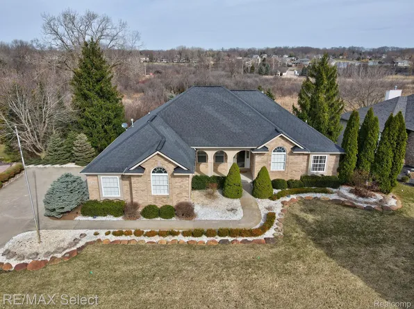 4392 Oak Tree Trl, Fenton, MI 48430