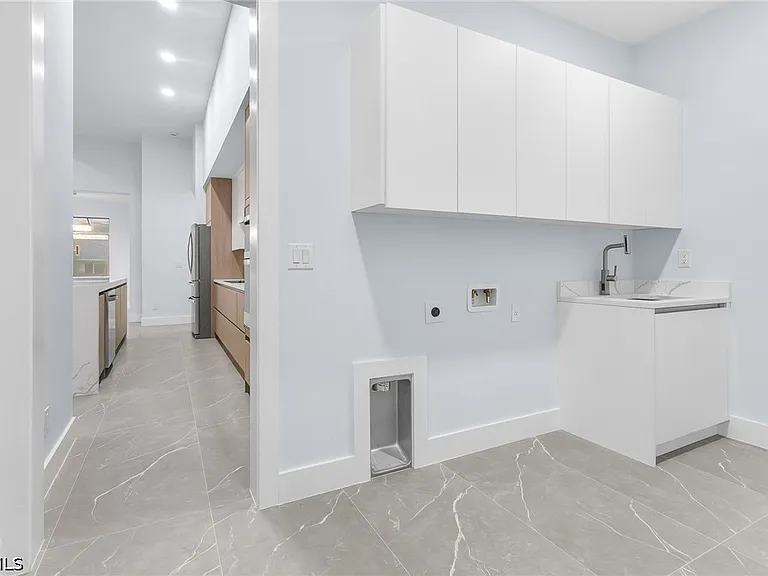 142 SW 33rd Pl — Photo 33