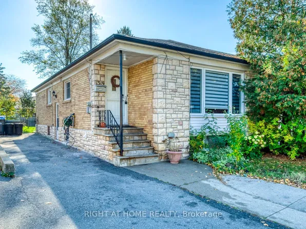 1319 Freeport Dr, Mississauga, ON L5C 1S5
