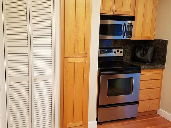 Kitchen w/ pantry
