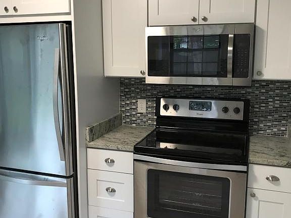 3rd image of 813 Amelia Dr