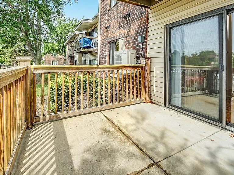 Emerald Court Apartments — Photo 7