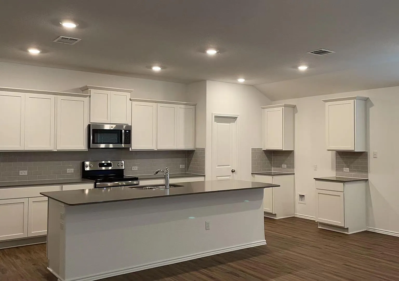 4 bed, 3.0 bath, 2400 sqft, $2,295 — Photo 2