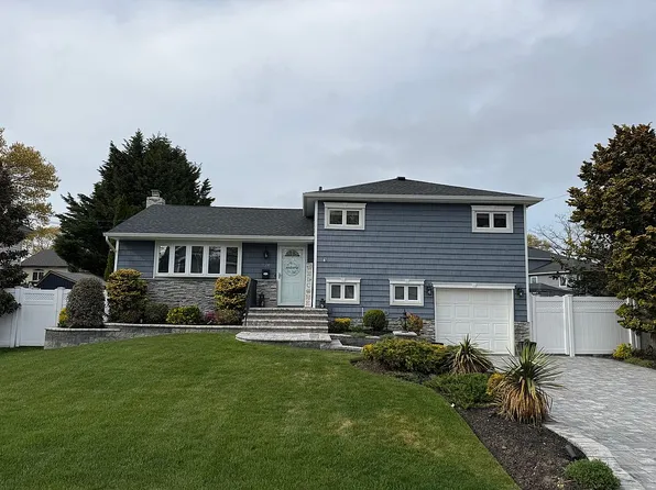 126 Henry St, Massapequa, NY 11758