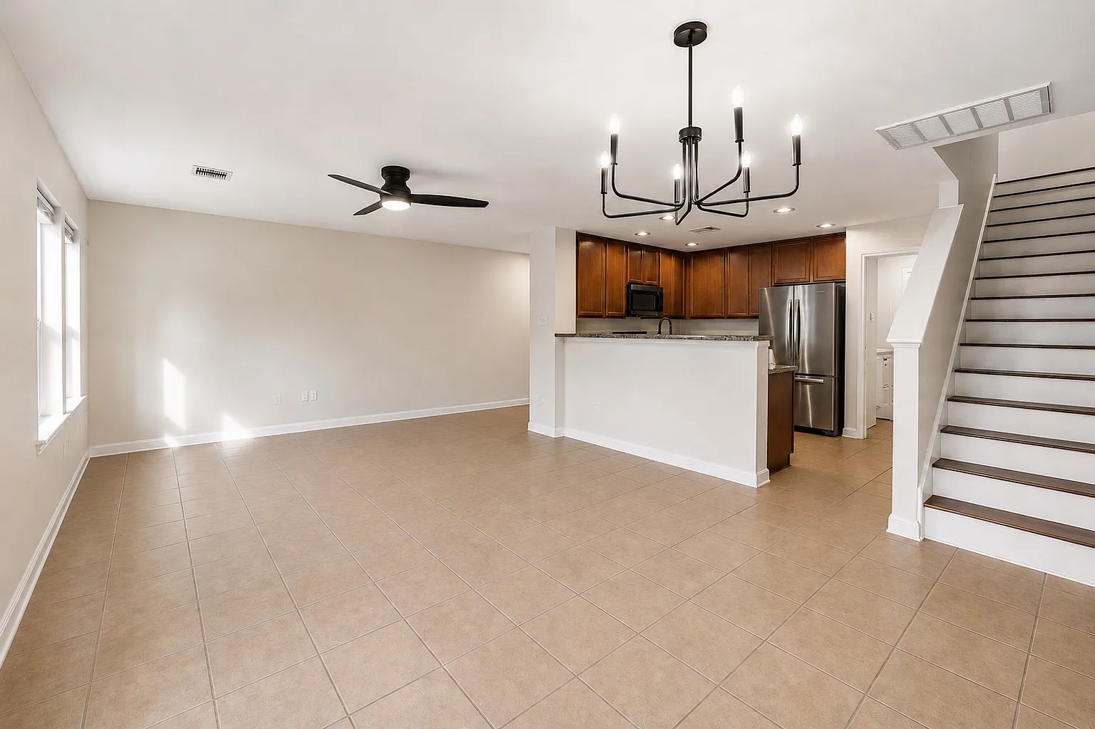 4 bed, 2.5 bath, 1658 sqft, $2,185 — Photo 2