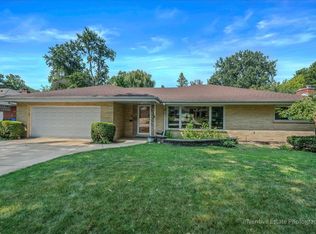 16 W Hiawatha Trl, Mount Prospect, IL 60056