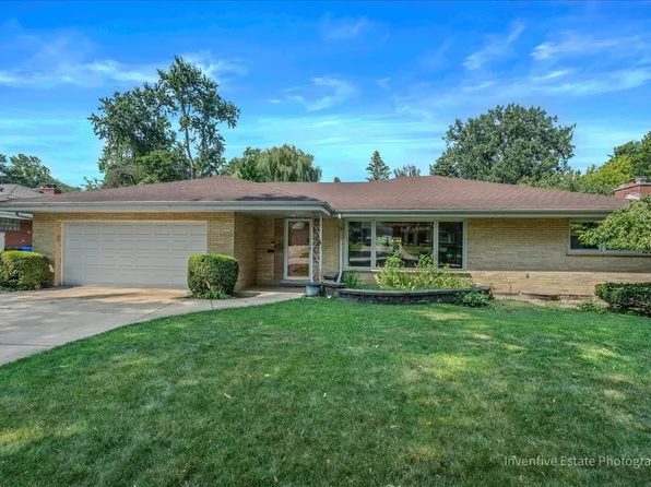 16 W Hiawatha Trl, Mount Prospect, IL 60056